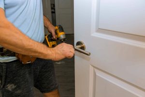 Comment rénover une porte en bois