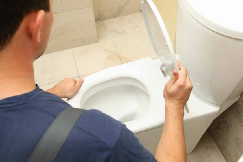 Comment fixer votre bloc WC à vos toilettes  